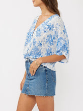 Load image into Gallery viewer, Knot Front Button-down - Blue/White
