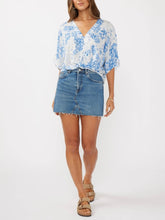 Load image into Gallery viewer, Knot Front Button-down - Blue/White
