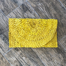 Load image into Gallery viewer, Chunky Straw Clutch - 10 Colors
